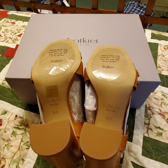 SHOES - Picture 5 of 8